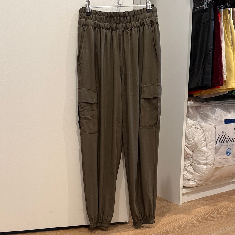 Olive Green Women’s Villa cargo joggers, size XS